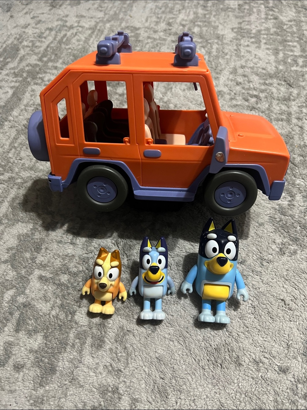 Bluey car and 3 bluey characters.